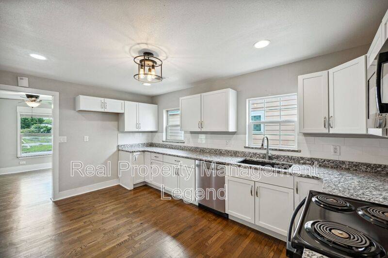 House for rent at 1605 S Walnut St, Sherman, TX 75090