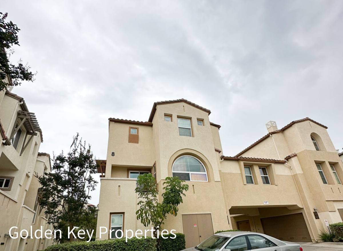 Townhouse for rent at 546 Almond Rd, San Marcos, CA 92078
