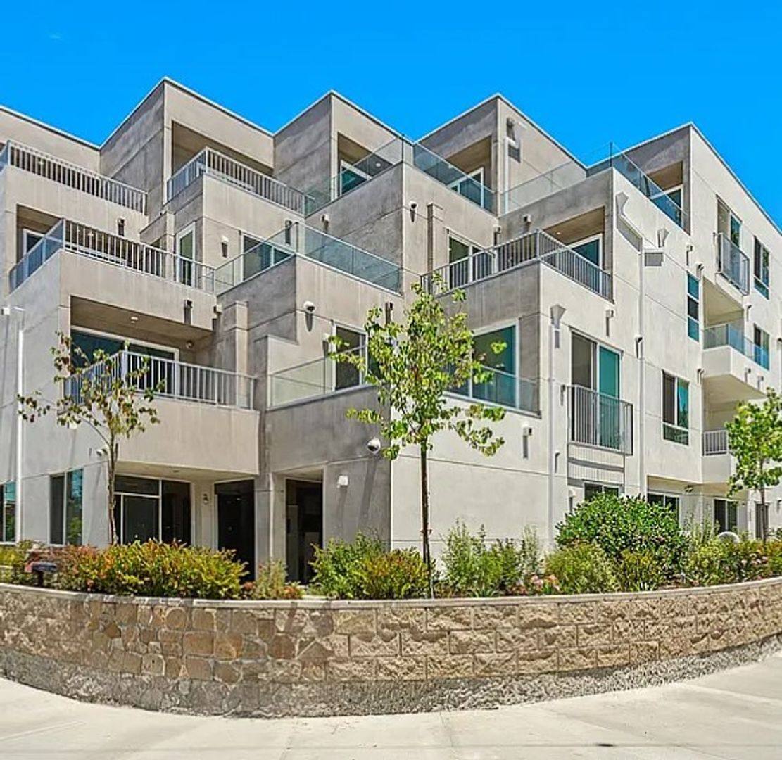 Apartment for rent at 4406 Fulton Ave, Sherman Oaks, CA 91423
