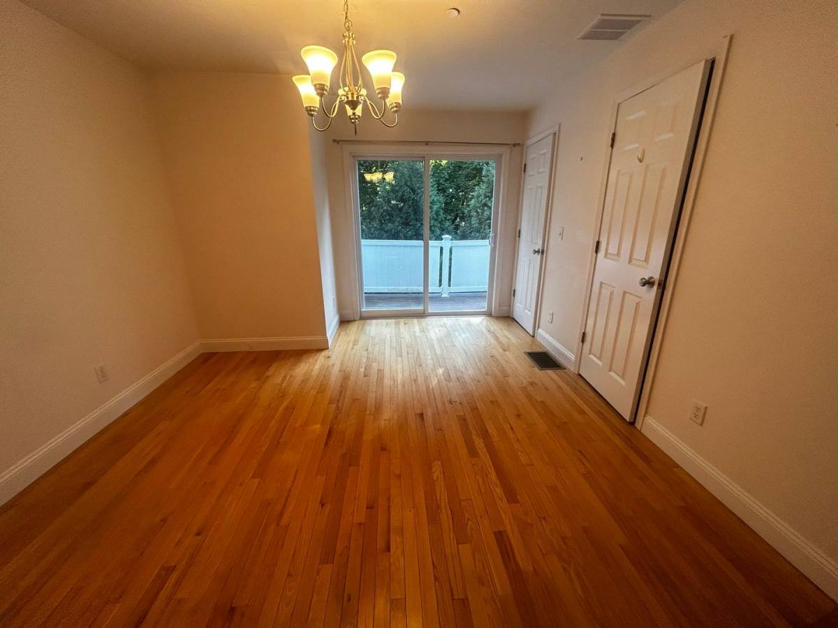 Townhouse for rent at 183 Silver St, Manchester, NH 03103