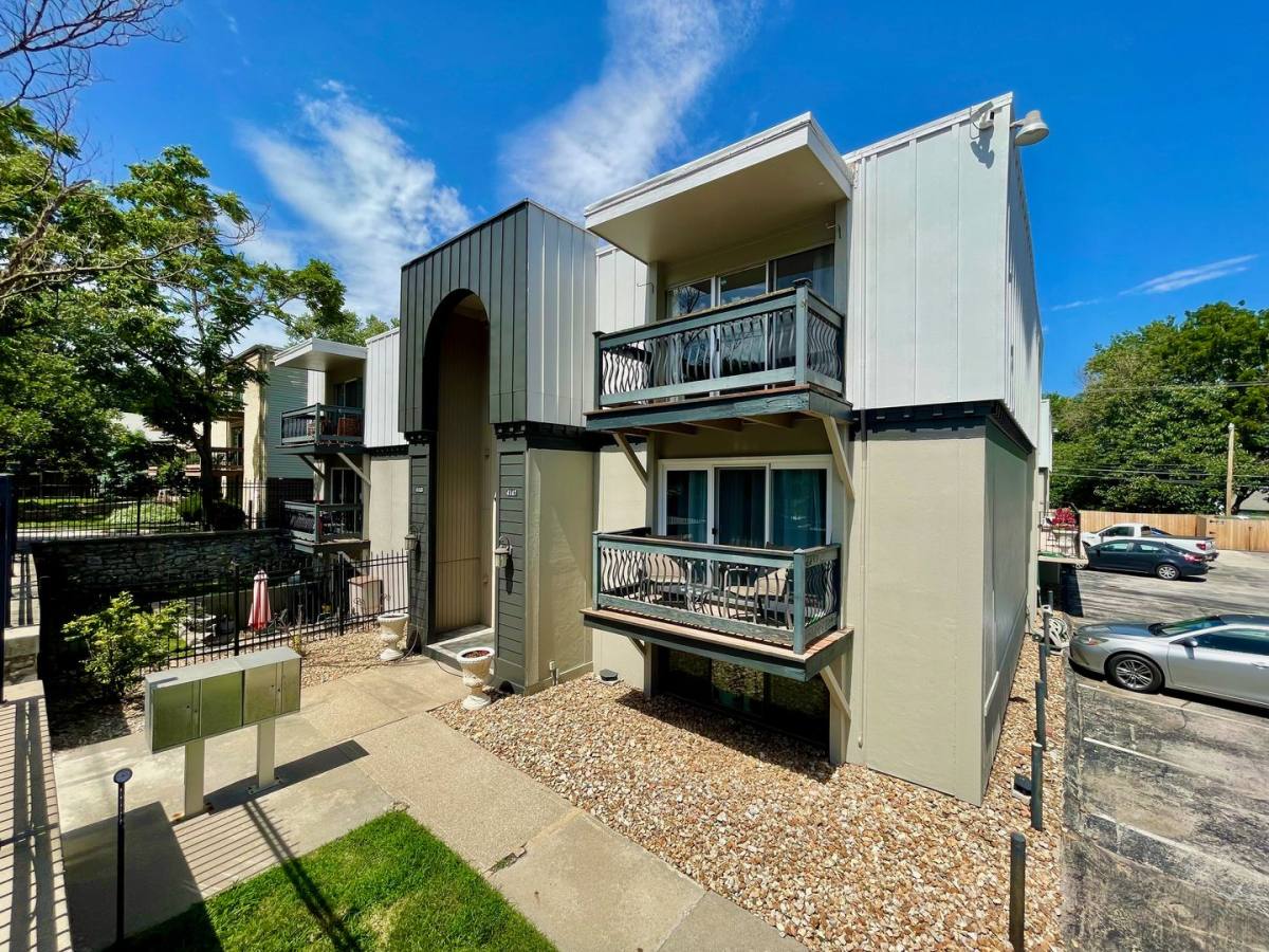 Condo for rent at 4147 Roanoke Rd, Kansas City, MO 64111