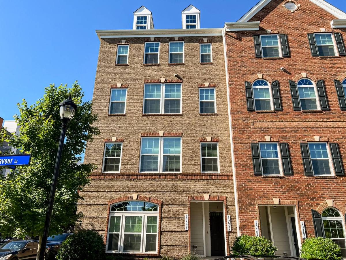 House for rent at 13699 Endeavour Dr, Herndon, VA 20171
