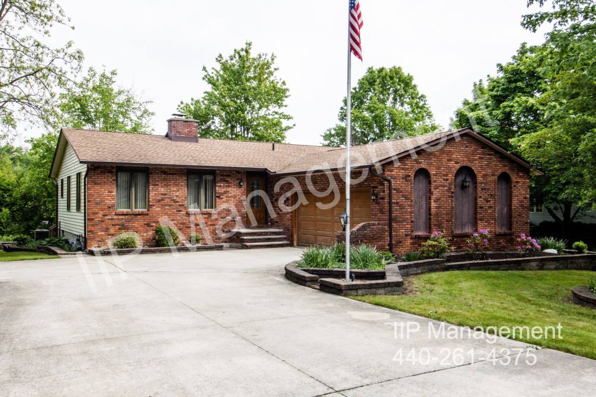 House for rent at 10247 Danvers Dr, Painesville, OH 44077