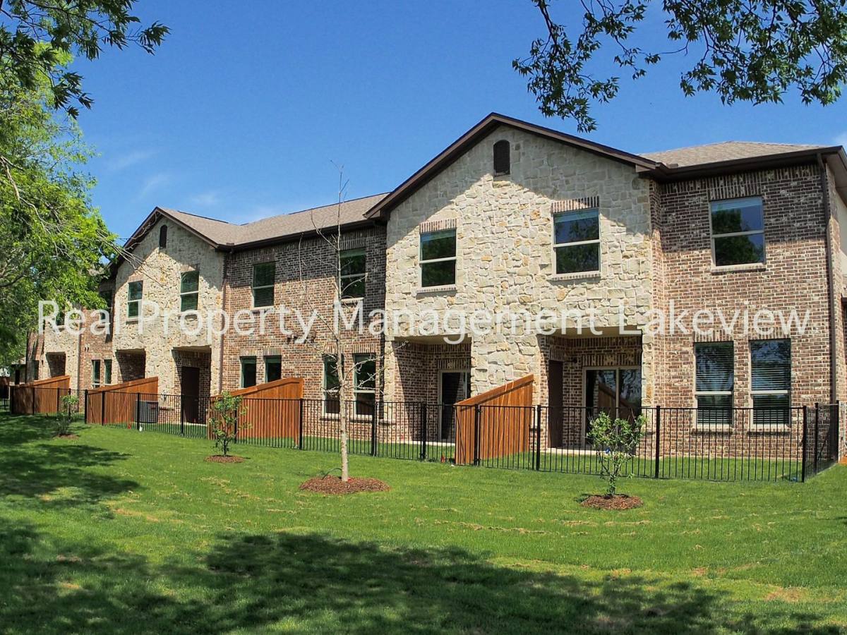 Townhouse for rent at 1601 Riney Rd, Denton, TX 76207
