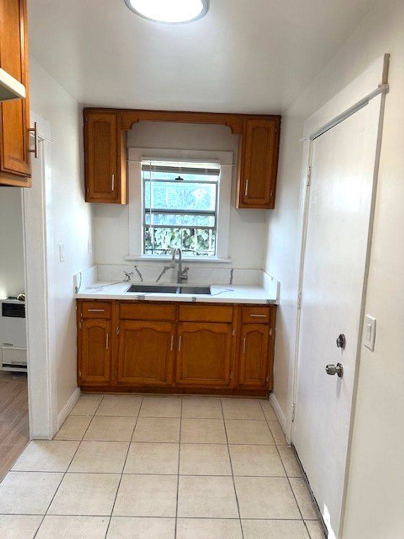 Apartment for rent at 1679 W 37th St, Los Angeles, CA 90018