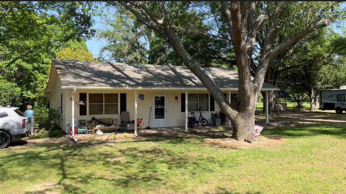 House for rent at 5111 Sunbird Dr, Chandler, TX 75758