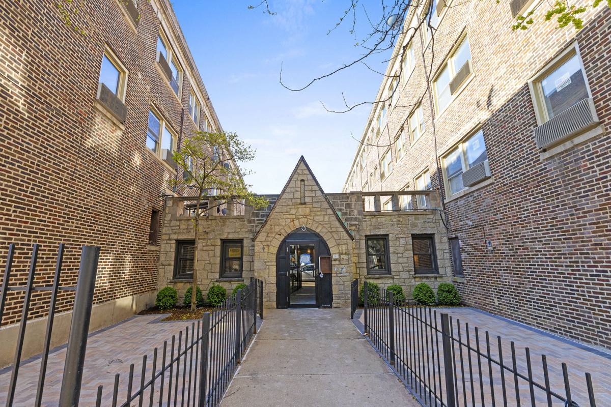 Apartment for rent at 1555 W Hollywood Ave #401, Chicago, IL 60660