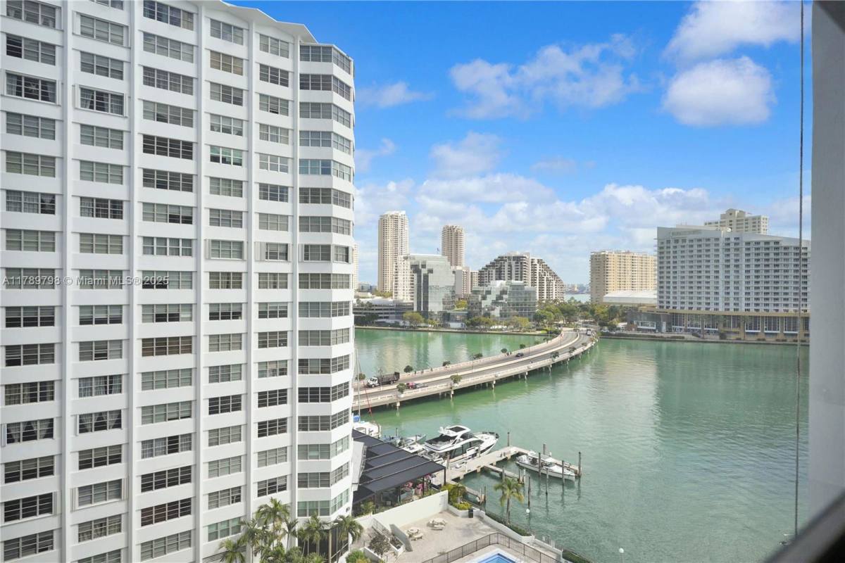 Apartment for rent at 905 Brickell Bay Dr #1121, Miami, FL 33131