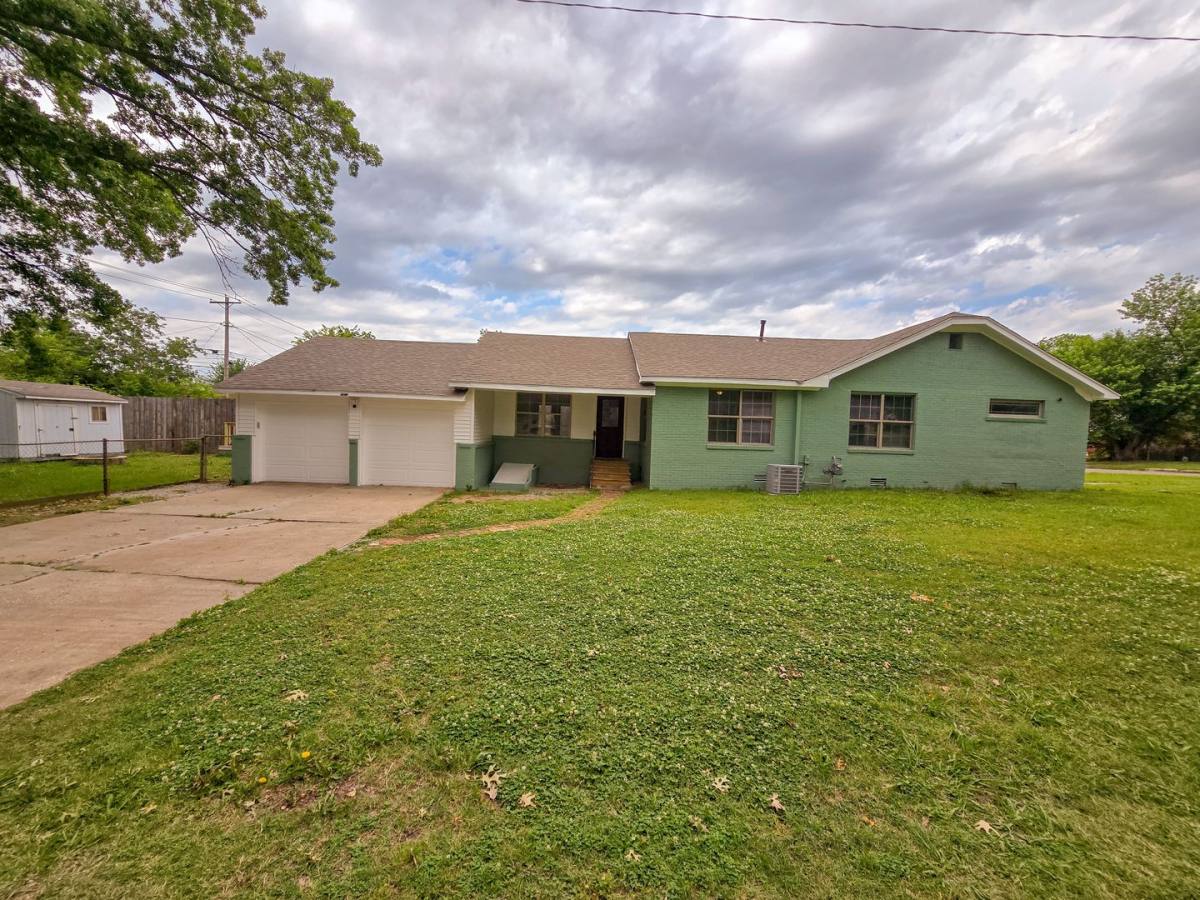 House for rent at 1702 N Market Ave, Shawnee, OK 74804
