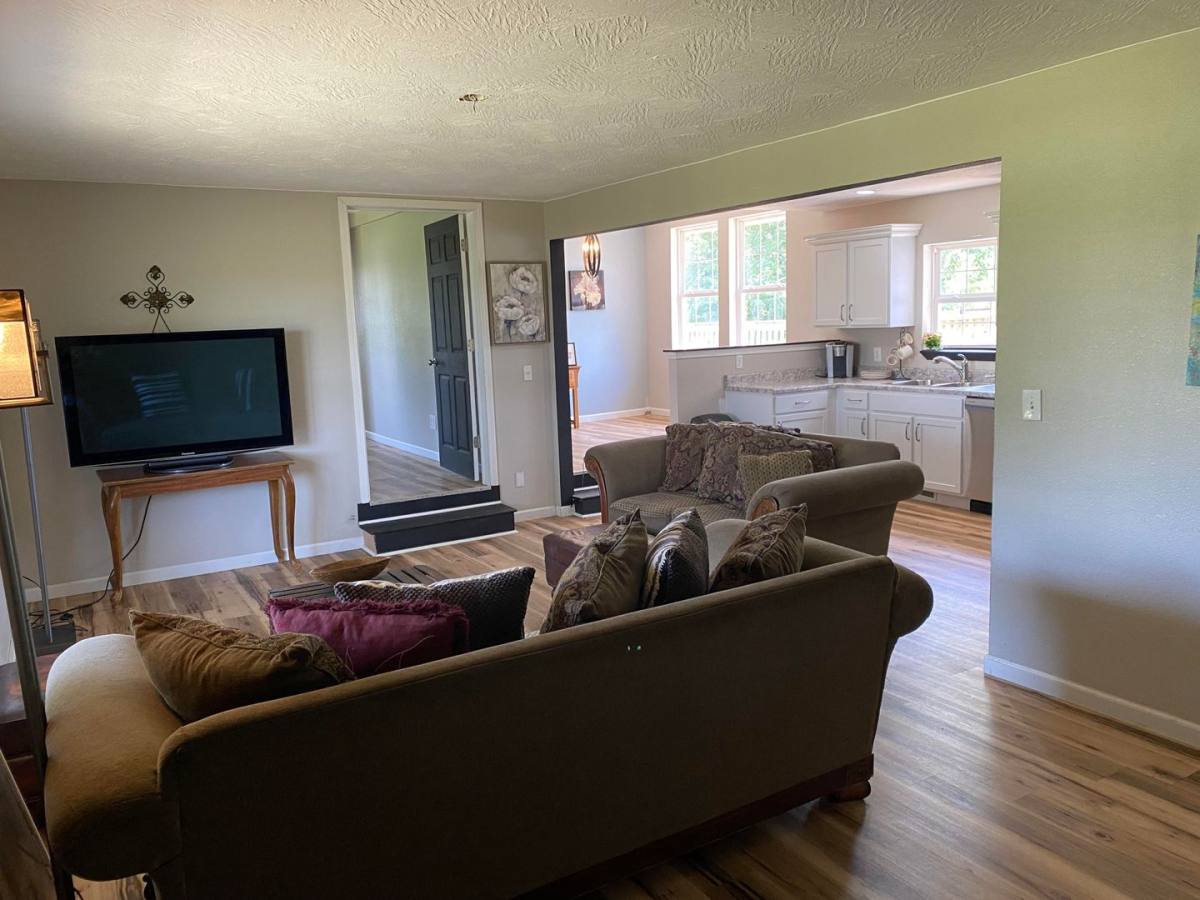 House for rent at 1432 E State Highway Cc, Pleasant Hope, MO 65725