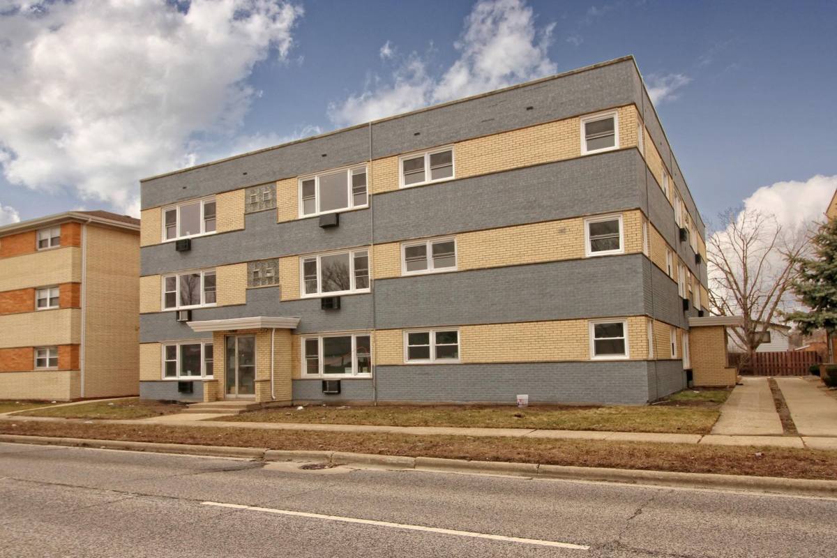 Apartment for rent at 10114-16 S Pulaski Rd, Oak Lawn, IL 60453