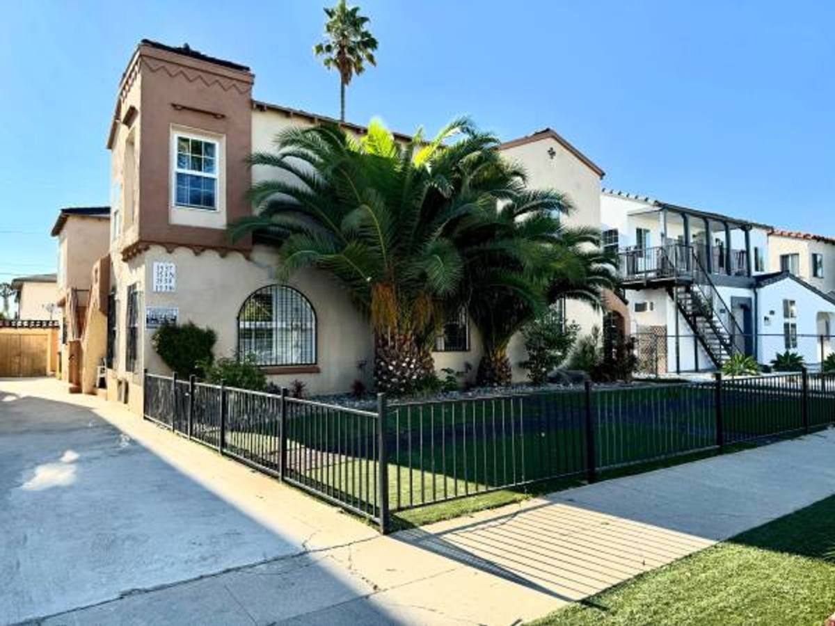Apartment for rent at 1537-39 1 2 So Orange Grove Ave, Los Angeles, CA 90019
