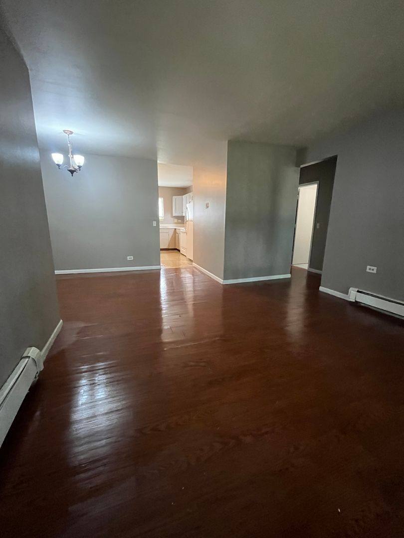 Apartment for rent at 2270 W Nichols Rd, Arlington Heights, IL 60004