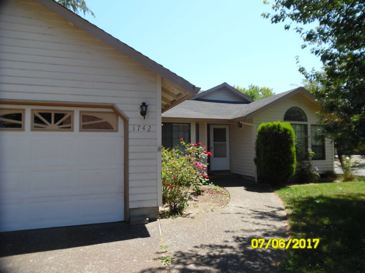 House for rent at 1742 SE Queenborough St, McMinnville, OR 97128