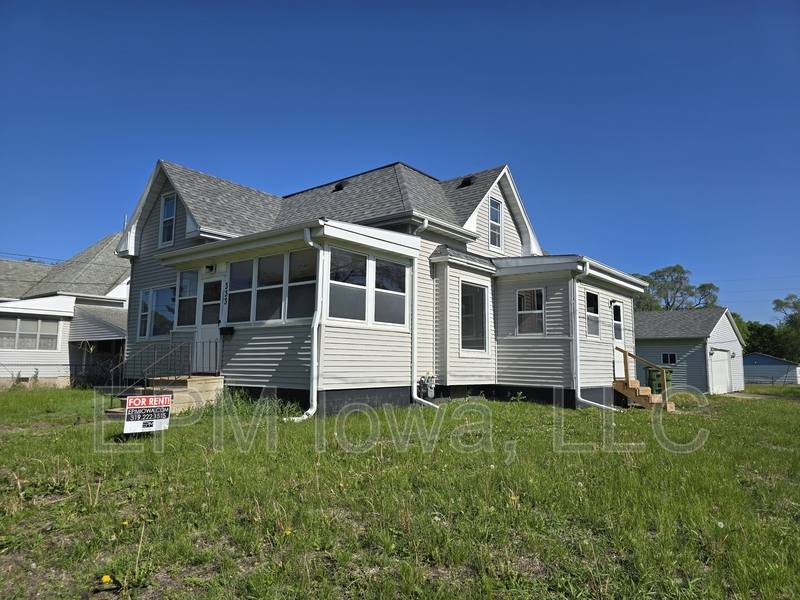 House for rent at 333 Cottage St, Waterloo, IA 50703