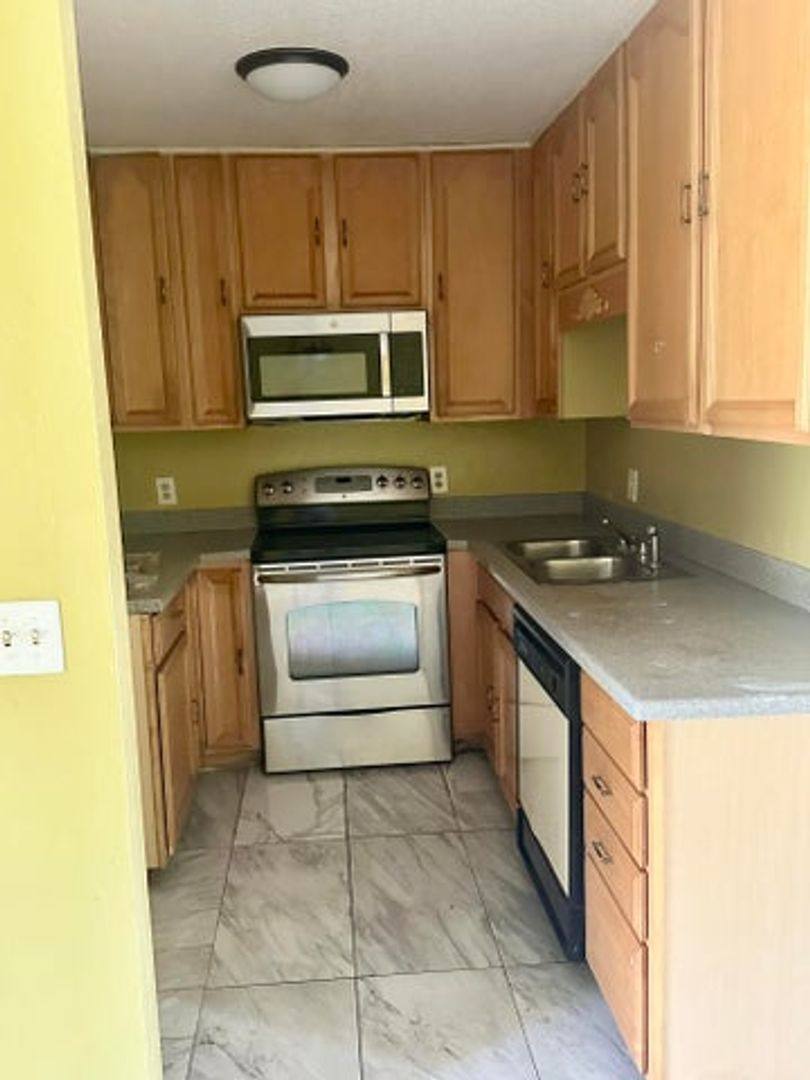 House for rent at 452 Glenwood Dr, West Palm Beach, FL 33415