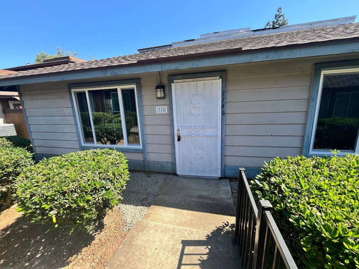Townhouse for rent at 314 Sun Court, El Cajon, CA 92021