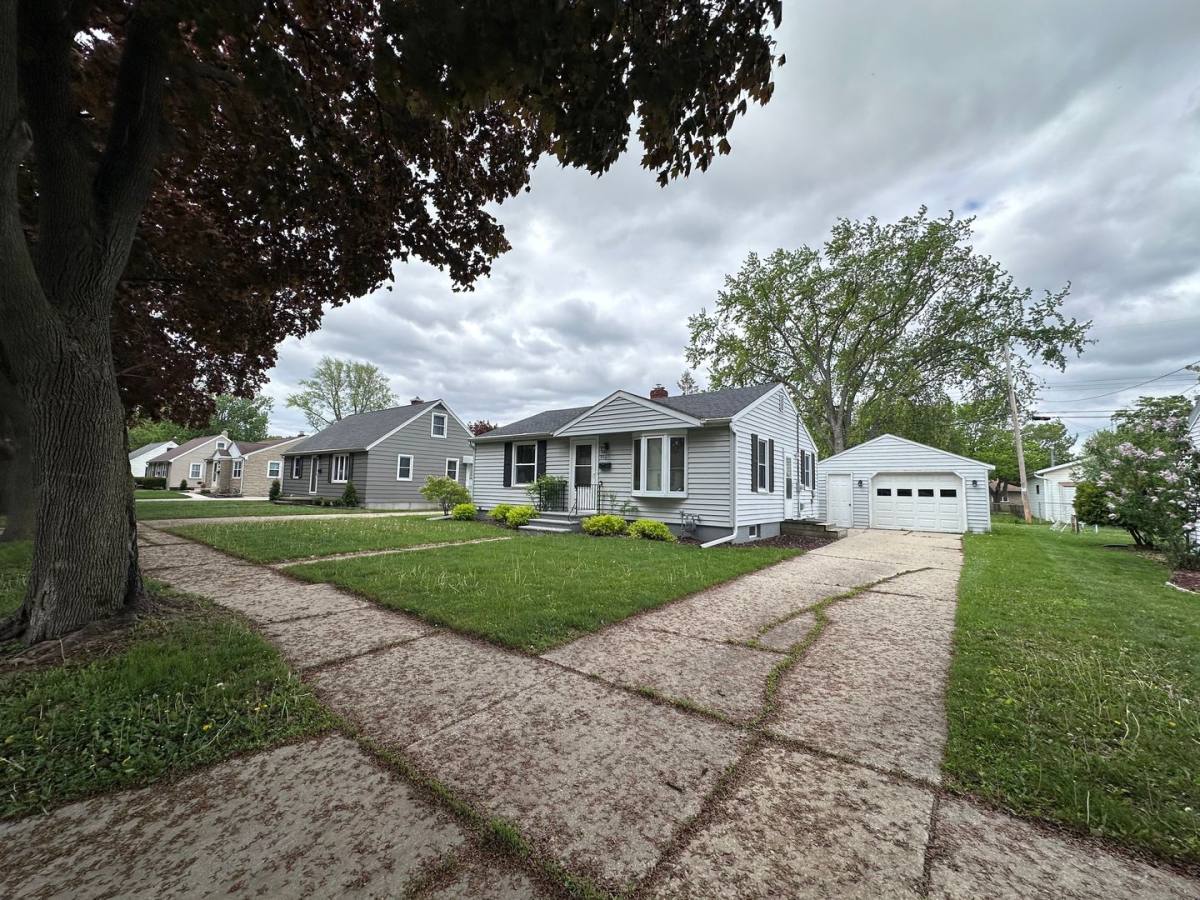 House for rent at 806 Marquette Ave, Green Bay, WI 54304