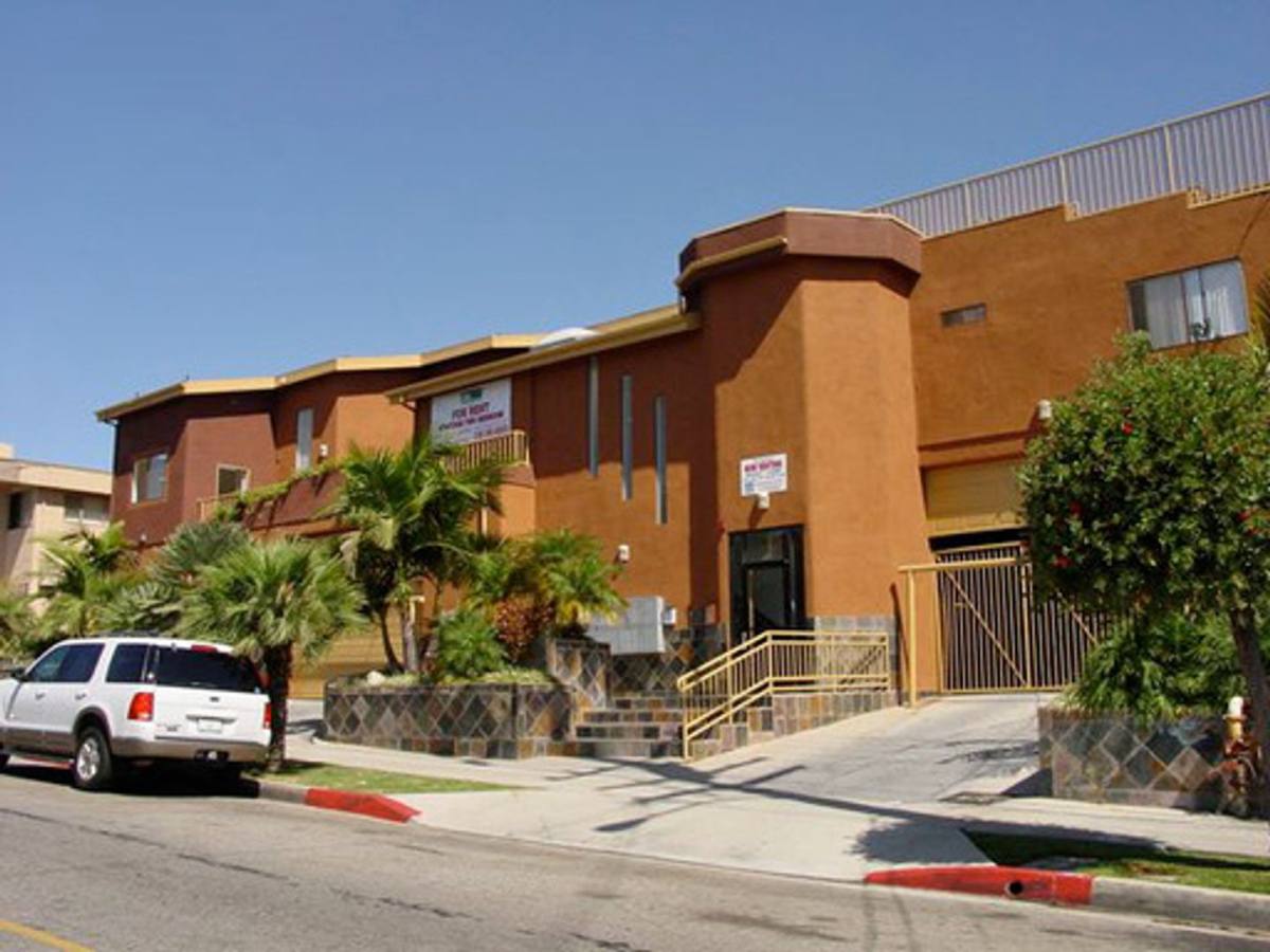 Apartment for rent at 845 W Beach Ave, Inglewood, CA 90302