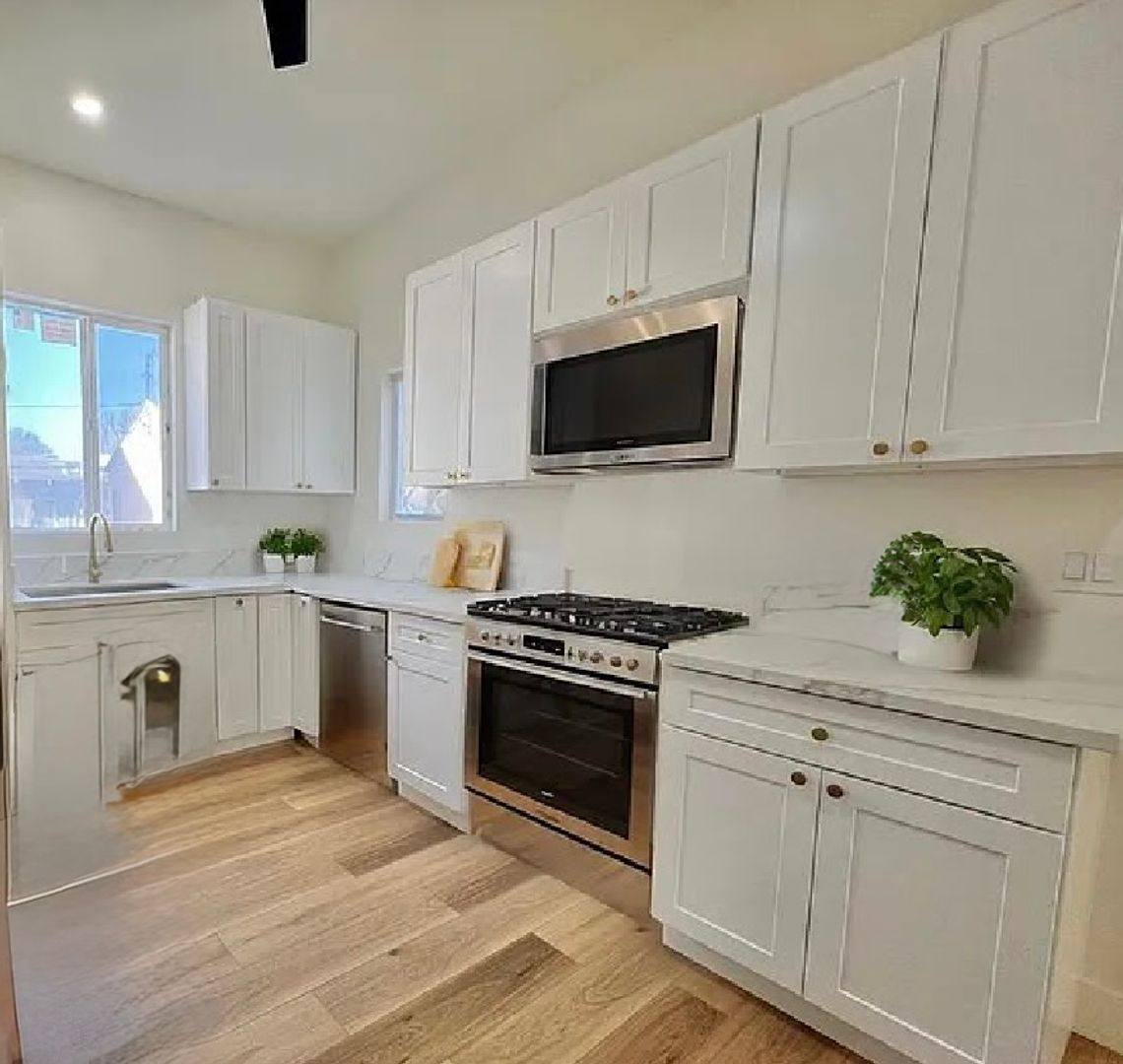 Townhouse for rent at 151 W 52nd St, Los Angeles, CA 90037