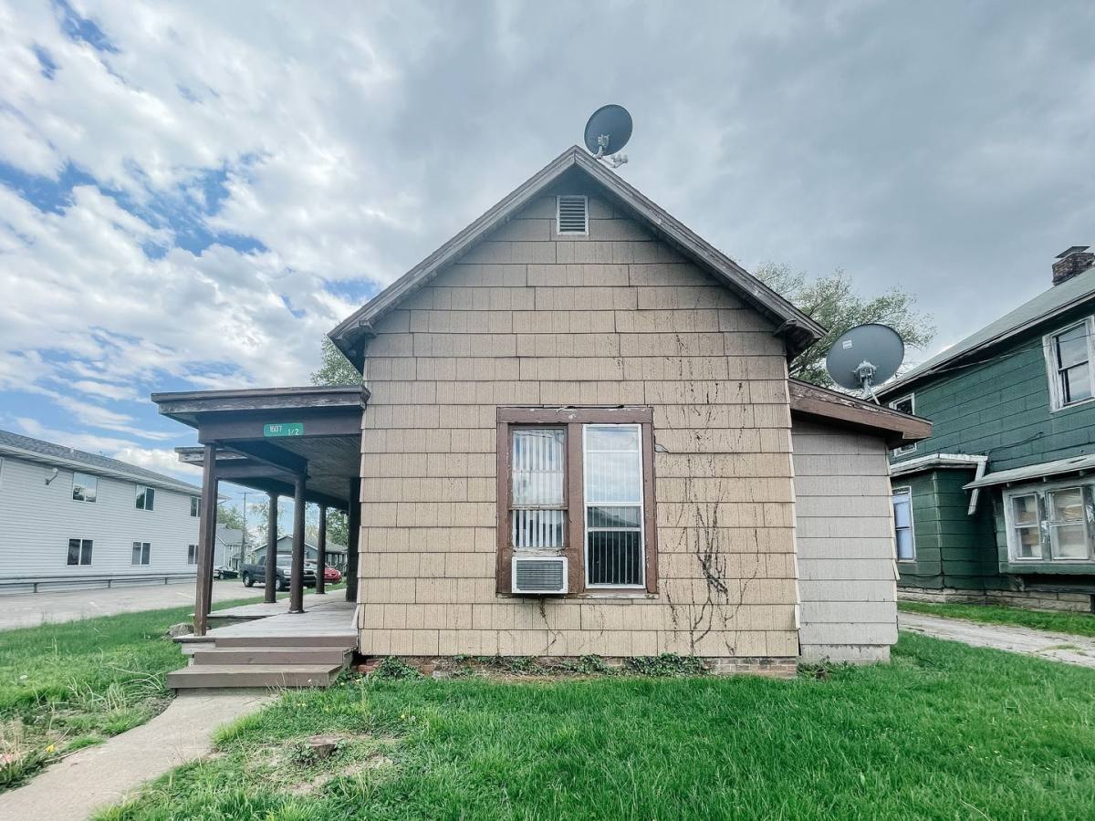 Apartment for rent at 1607 W Jackson St, Muncie, IN 47303