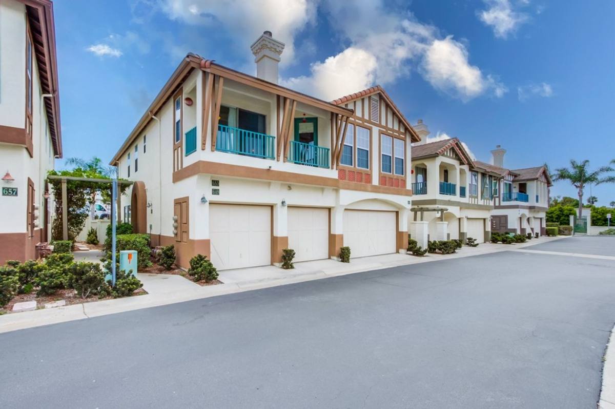 Townhouse for rent at 653 Sweet Pea Place, Encinitas, CA 92024