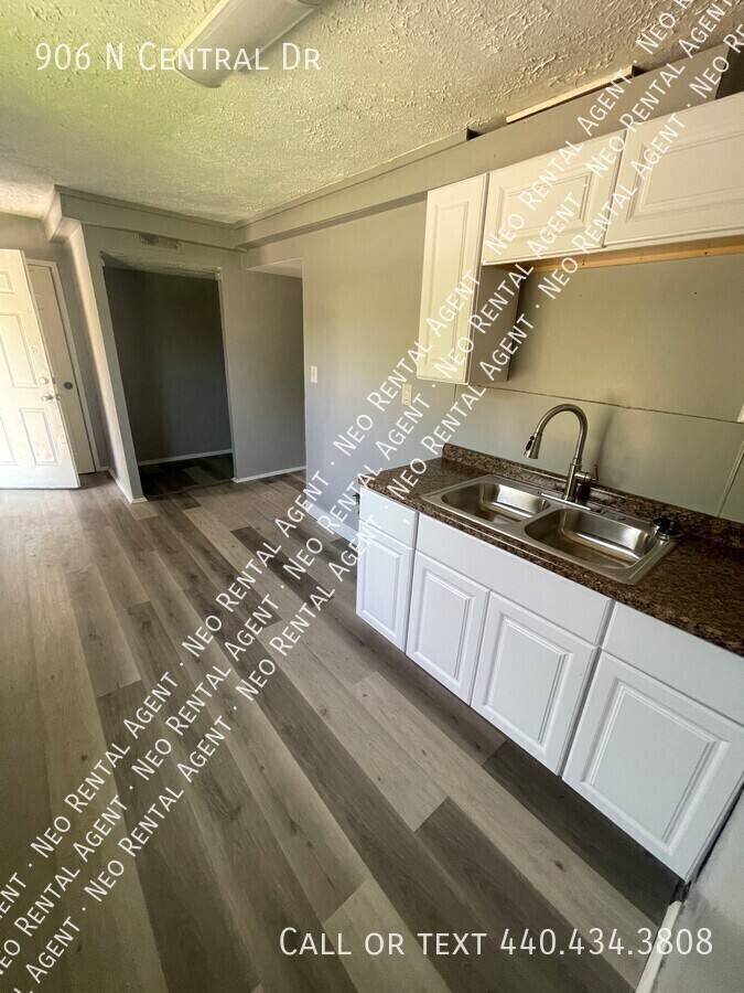 Apartment for rent at 906 N Central Dr, Lorain, OH 44052