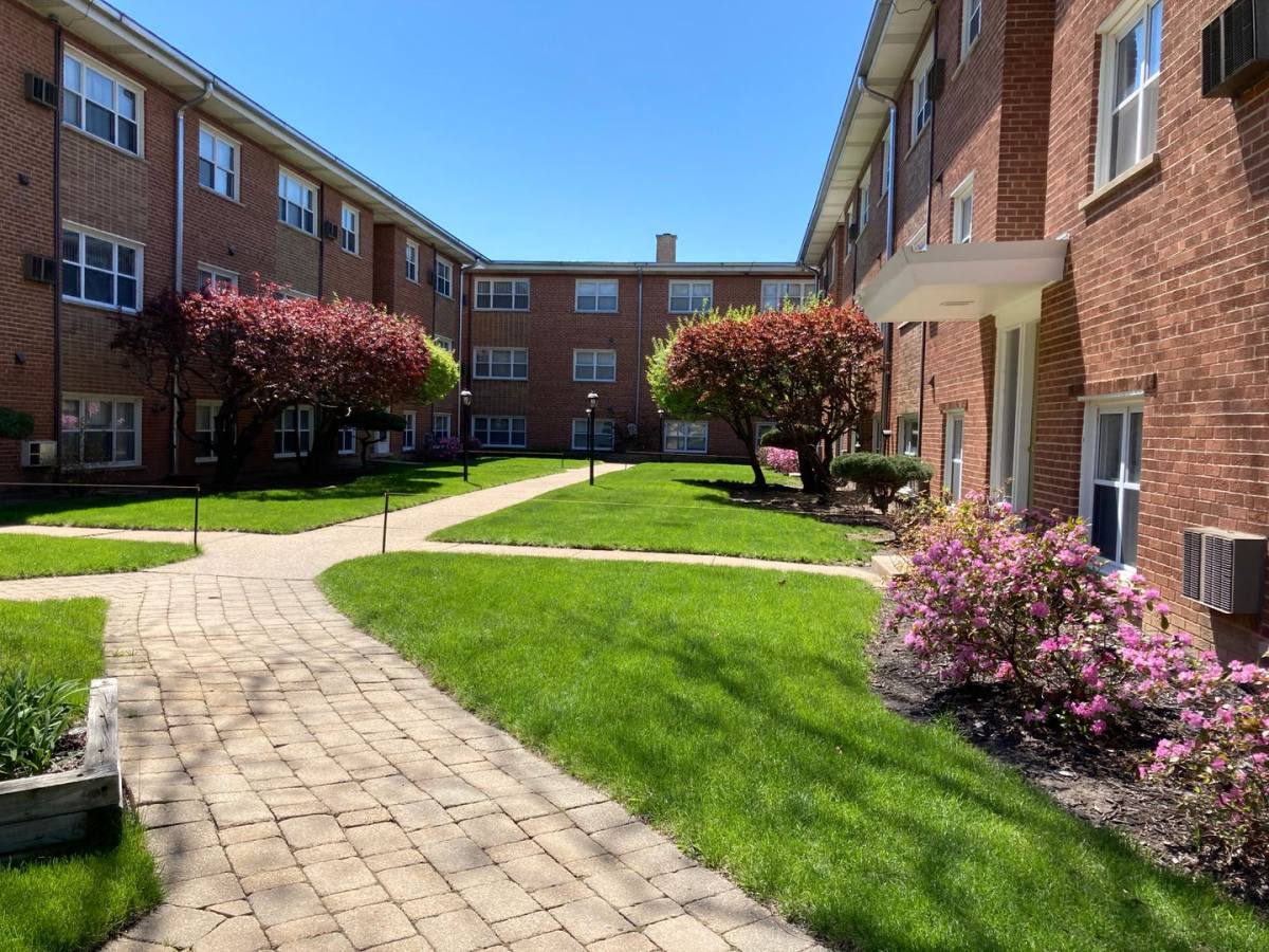 Apartment for rent at 2349-59 W Jarvis 7335-37 N Western, Chicago, IL 60645