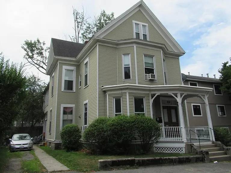 Apartment for rent at 33 William St #1R, Worcester, MA 01609