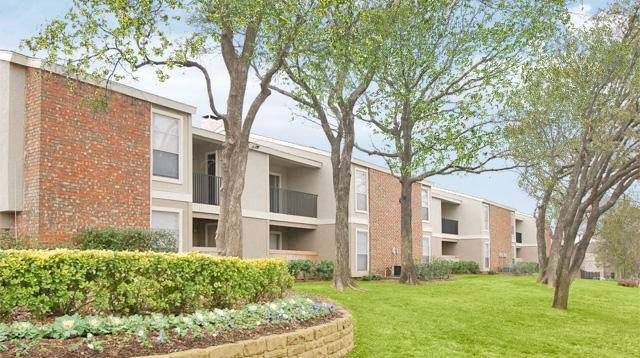 Apartment for rent at 2121 Washington Circle, Arlington, TX 76011