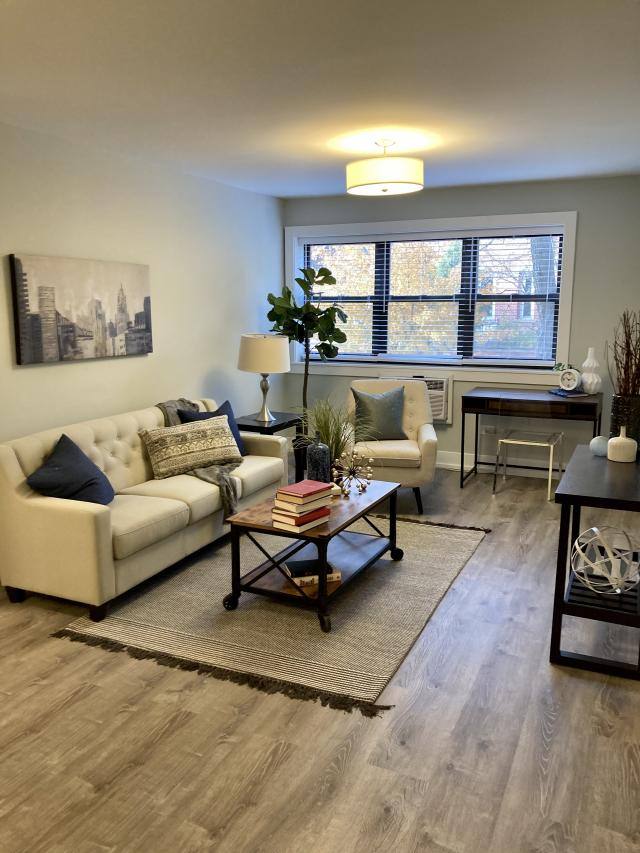 Apartment for rent at 455 W Barry Ave, Chicago, IL 60657