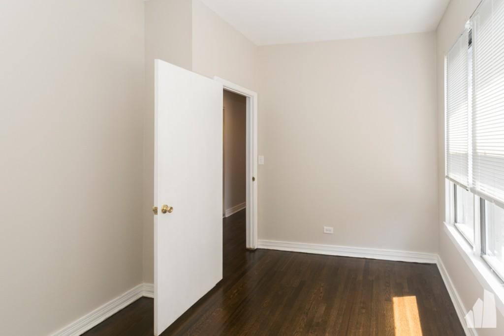 Apartment for rent at 920 W Belle Plaine #2E, Chicago, IL 60613