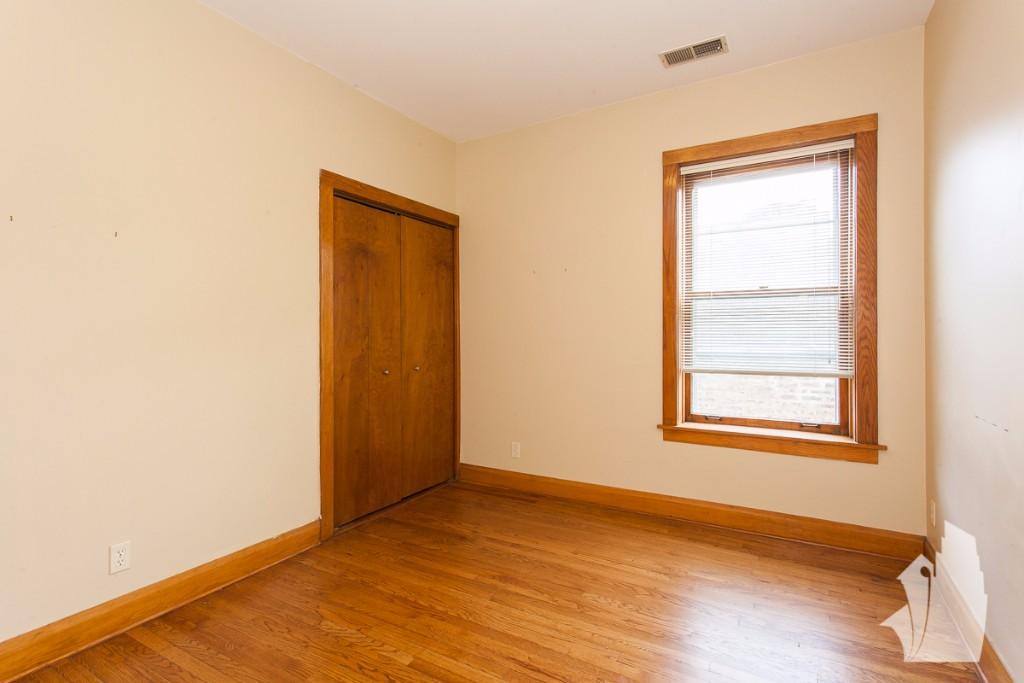 Apartment for rent at 910 W Gunnison St #1, Chicago, IL 60640