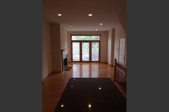 Apartment for rent at 1103 W Cornelia Ave, Chicago, IL 60657