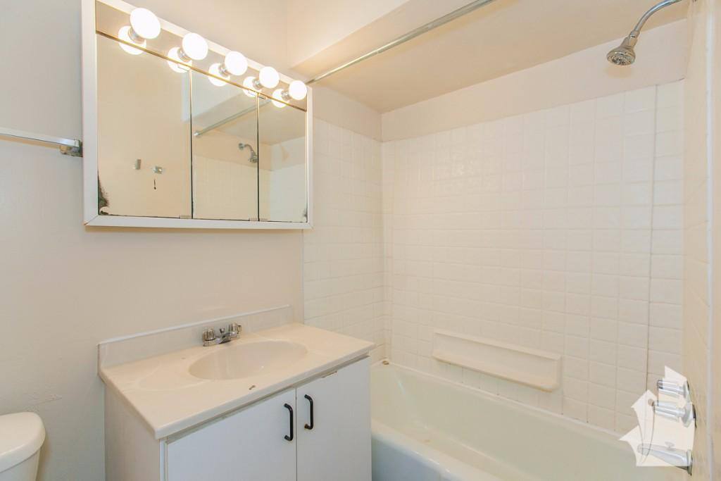 Apartment for rent at 933 W Fletcher St #3, Chicago, IL 60657