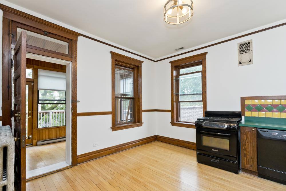 Apartment for rent at 842 W Waveland Ave #3, Chicago, IL 60613