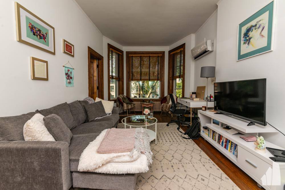 Apartment for rent at 649 W Wrightwood Ave #2F, Chicago, IL 60614