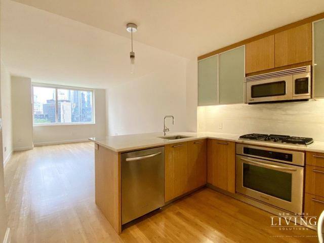 Apartment for rent at 300 N End Ave #9B, New York, NY 10280
