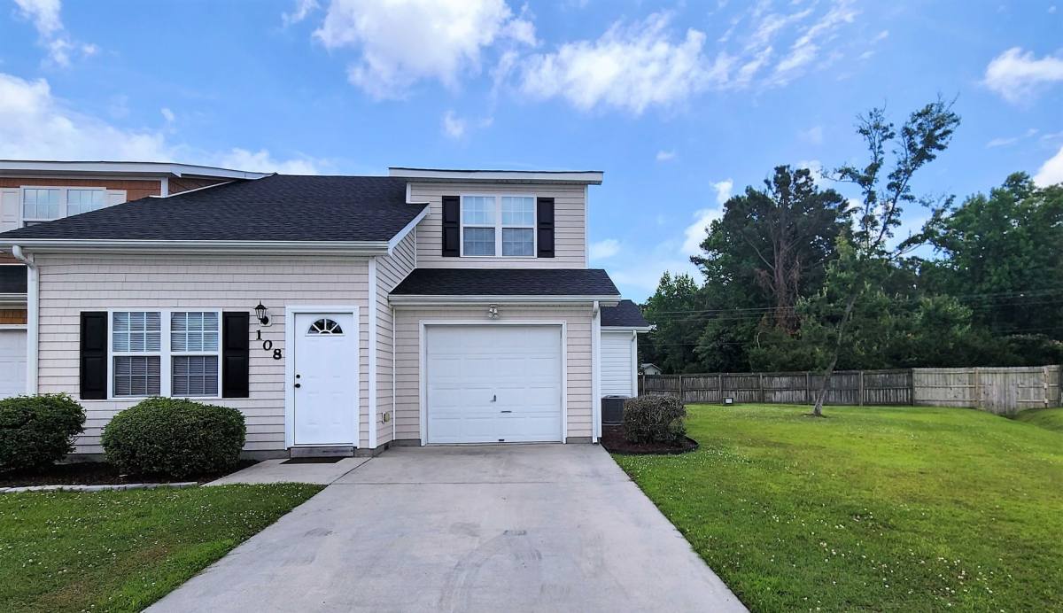 Townhouse for rent at 108 Creeker Town Way, Hubert, NC 28539