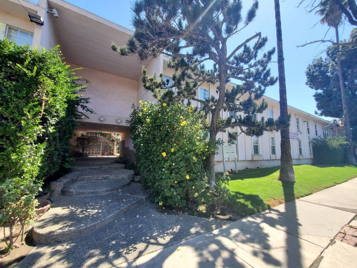 Apartment for rent at 5050 Woodman Ave, Sherman Oaks, CA 91423