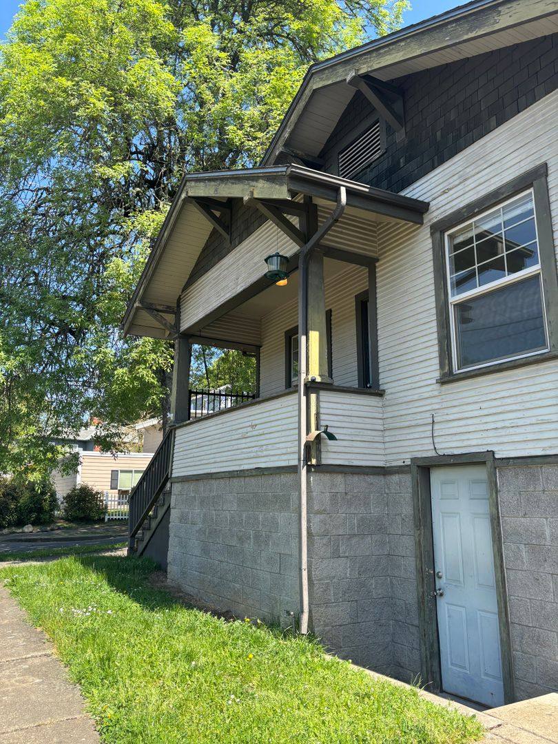 House for rent at 1115 SE Roberts St, Roseburg, OR 97470