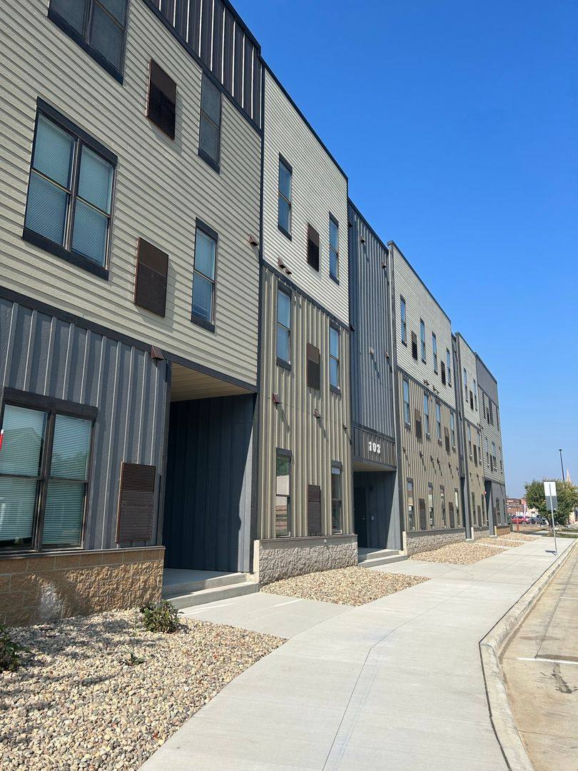 Apartment for rent at 103 W Lyon St, Marshall, MN 56258