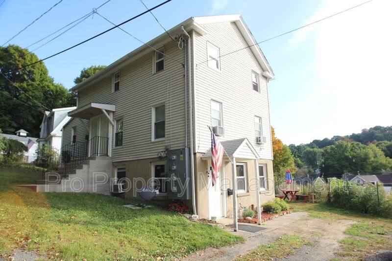 House for rent at 14 Edgewood Rd #3, Oakville, CT 06779