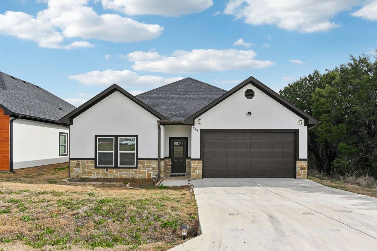 House for rent at 744 E Bluebonnet Dr, Granbury, TX 76048