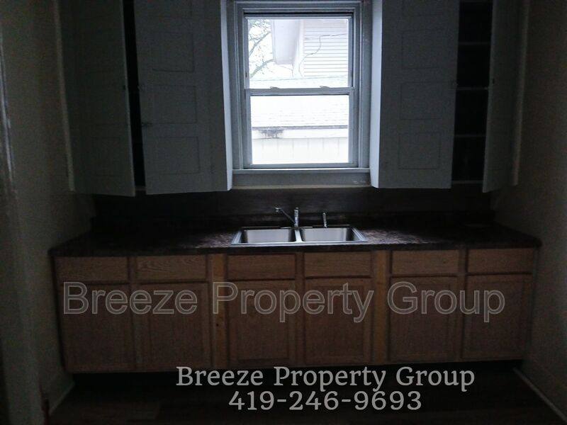 House for rent at 811 Collins St, Toledo, OH 43610