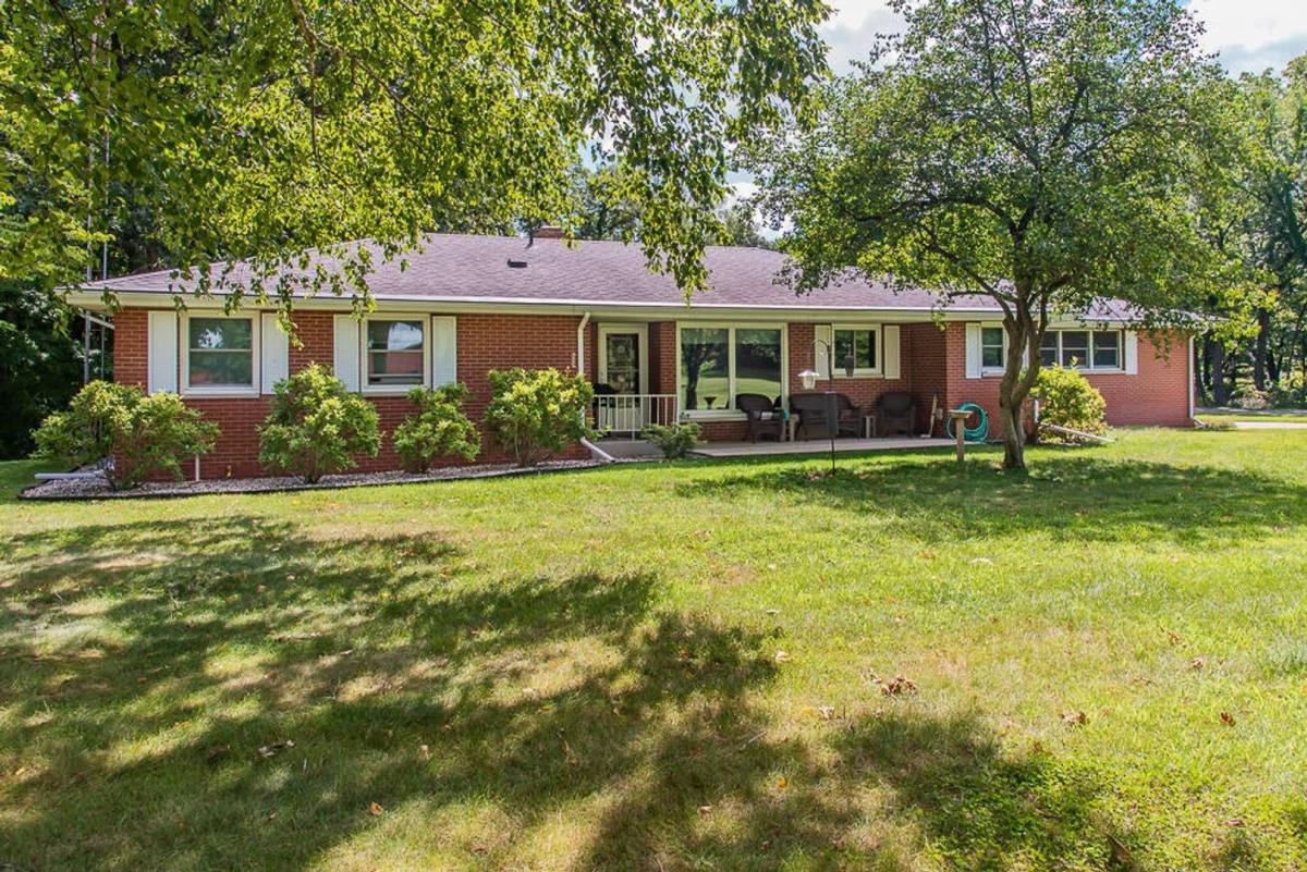 House for rent at 665 E Xy Ave, Vicksburg, MI 49097