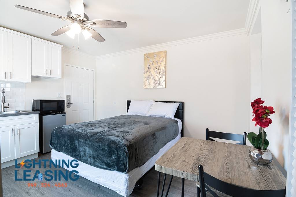 Apartment for rent at 2023 1 2 W 3rd St #200D, Los Angeles, CA 90057