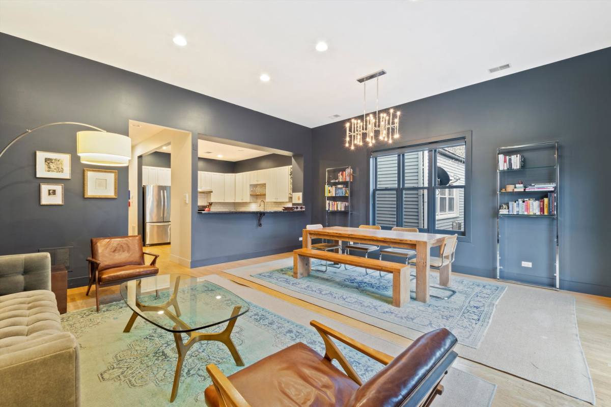 Apartment for rent at 4532 N Damen Ave, Chicago, IL 60625
