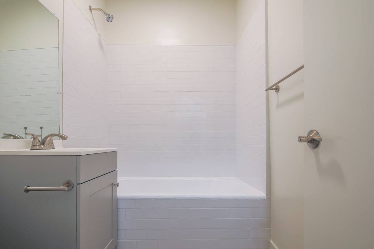 Apartment for rent at 520 S Mariposa, Los Angeles, CA 90020