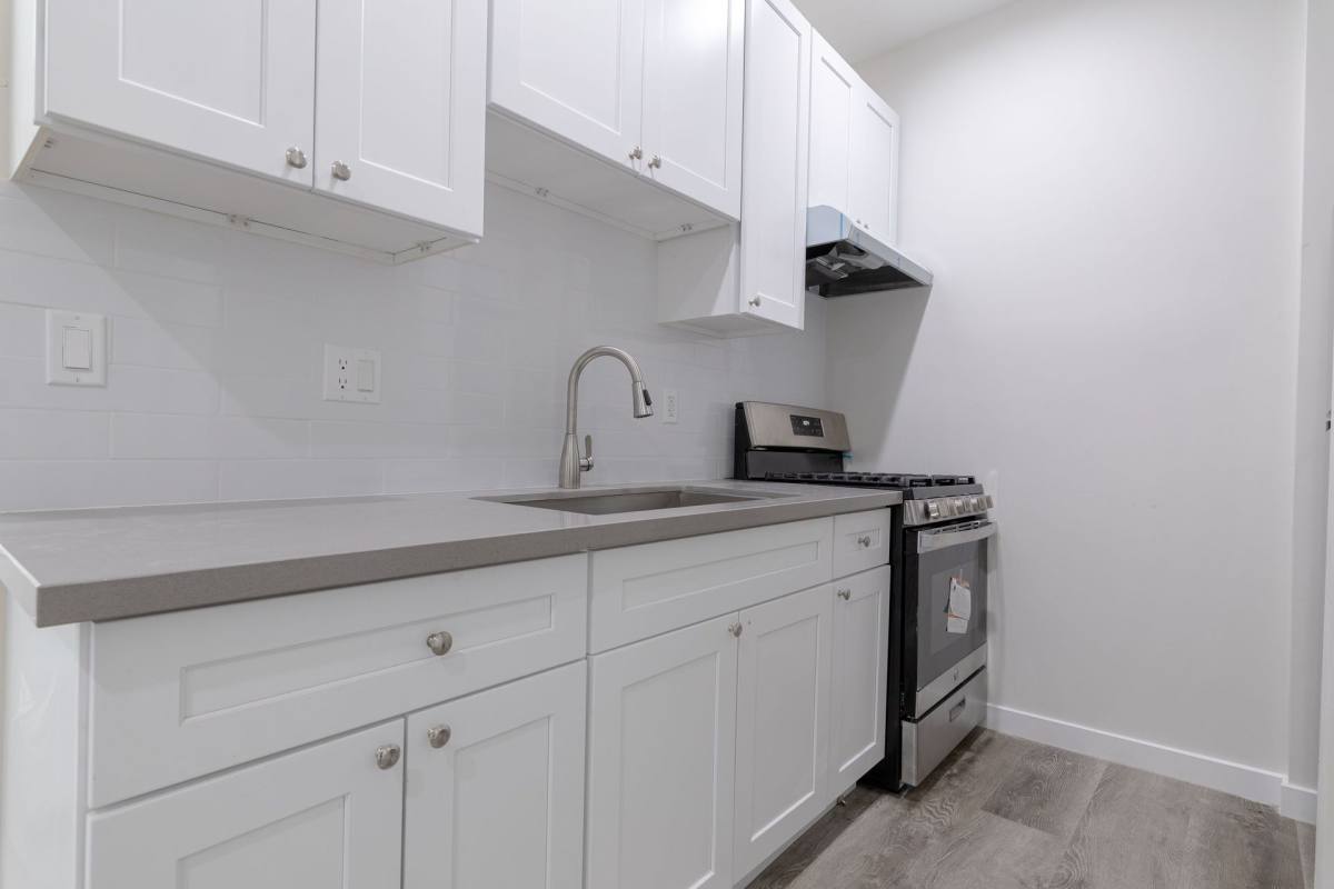 Apartment for rent at 941 S Kenmore Ave, Los Angeles, CA 90006
